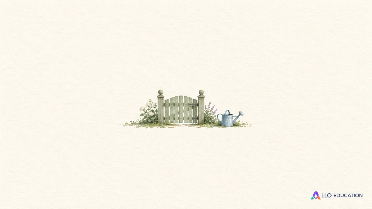 Un petit portail fermé et un arrosoir entiers évoquent un jardin à observer et à comprendre.